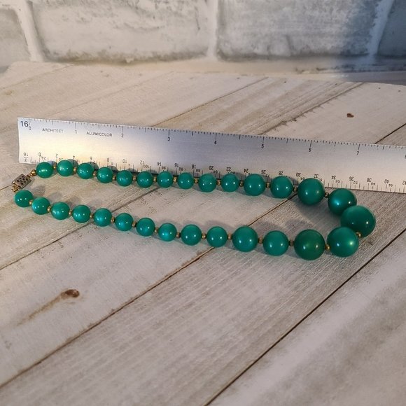 Vintage Green Acrylic Moonglow Graduated Beads Beaded Necklace Box Clasp - Picture 7 of 10